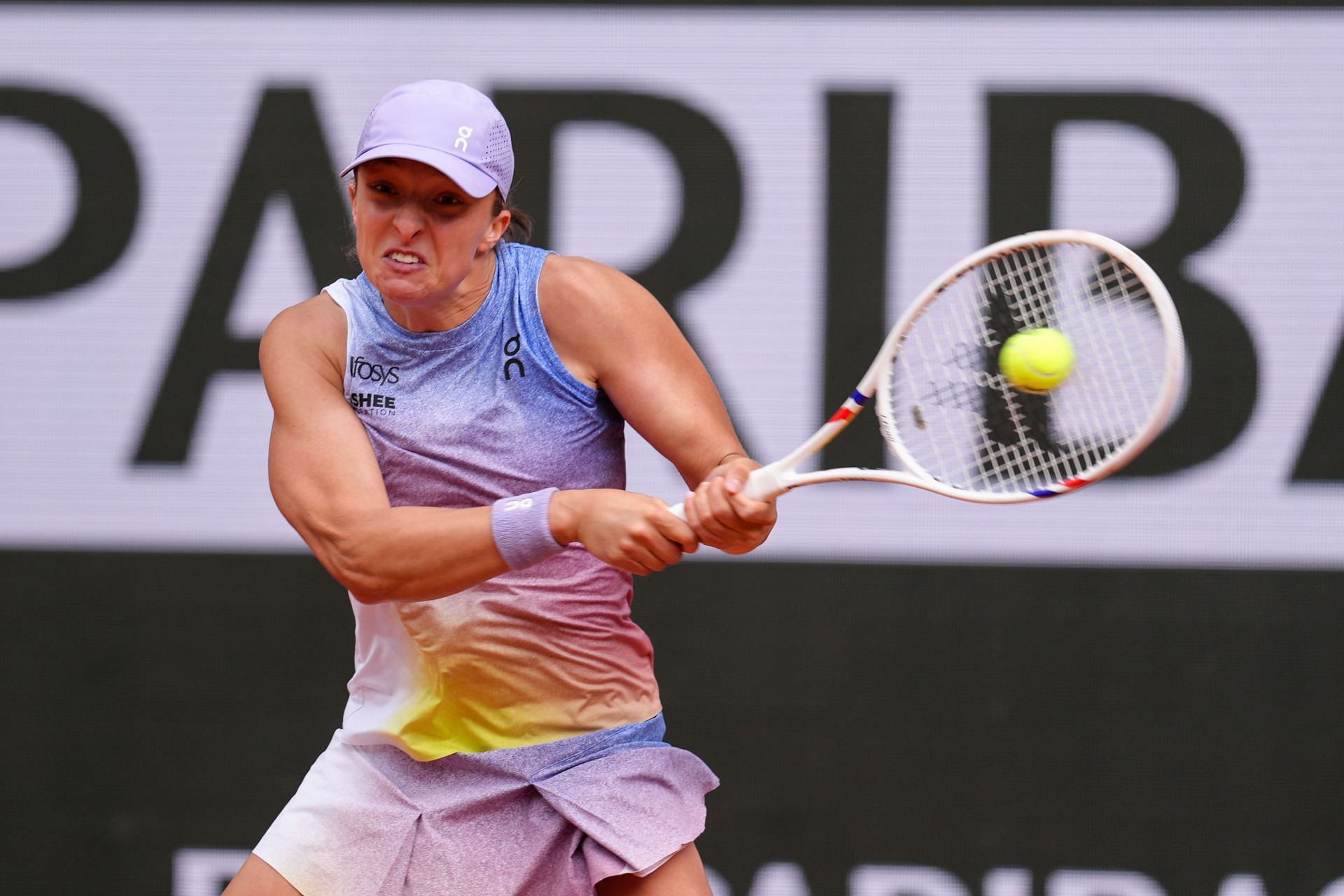 Iga Swiatek hits a backhand at French Open 2025 | Image Source: Getty